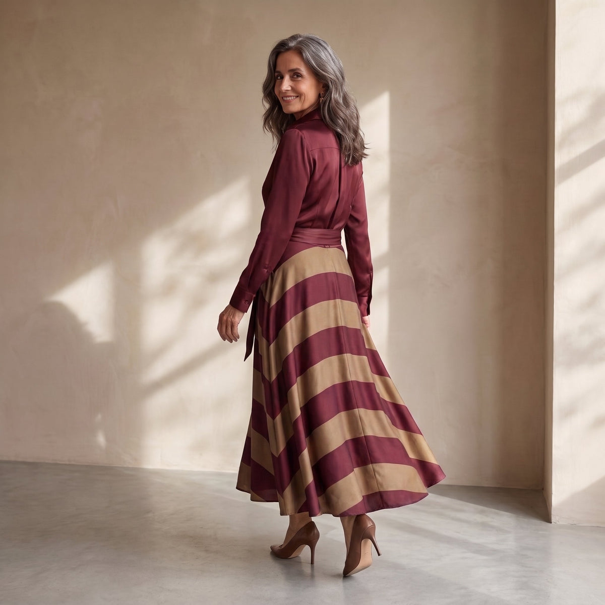 Monique™ | Elegante Buikbedekkende Gestreepte Maxi Jurk Met Ceintuur 2